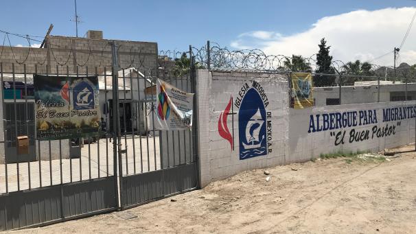 <p>Der Eingang der Migrantenherberge El Buen Samaritano ist mit Stacheldraht gesichert.</p>