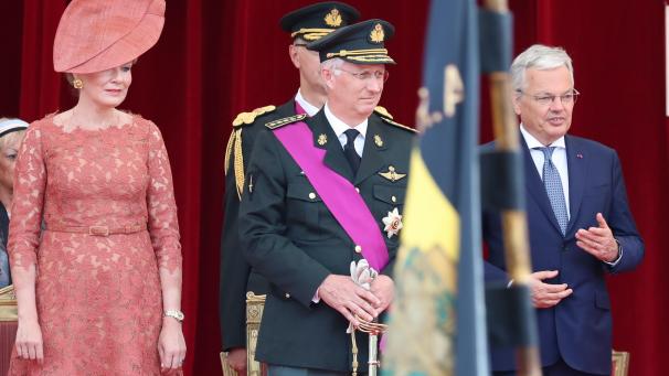 <p>Das Königspaar zusammen mit Außen- und Verteidigungsminister Reynders auf der Tribüne bei der Abnahme der Parade.</p>