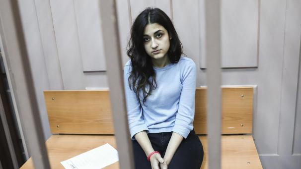 <p>Kristina, eine der drei wegen des Mordes an ihrem Vater angeklagten Geschwister, sitzt im Bezirksgericht Basmanny. Gegen die drei Schwestern wird in Russland wegen Mordes ermittelt, weil sie vor einem Jahr ihren Vater nach jahrelangem Martyrium getötet haben. Ihnen drohen bis zu 20 Jahre Haft. Der Fall sorgt in Russland für eine riesige Debatte über Notwehr und darüber, ob das russische System zu wenig gegen häusliche Gewalt unternimmt.</p>