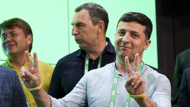 <p>Wolodymyr Selenskyj, Präsident der Ukraine, zeigt Siegeszeichen im Hauptquartier seiner Partei. In der krisengeschüttelten Ukraine ist die Partei des in die EU und in die NATO strebenden Selenskyj bei der Parlamentswahl als Sieger hervorgegangen.</p>