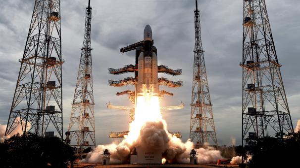 <p>Dieses Foto, das von der Indian Space Research Organization (ISRO) veröffentlicht wurde, zeigt wie eine Trägerrakete vom Typ GSLV Mark-III mit der unbemannten Sonde Chandrayaan-2 startet. Nach mehreren gescheiterten Anläufen hat Indien erstmals in der Geschichte des Landes eine Raumsonde zur Landung auf dem Mond ins All geschickt.</p>