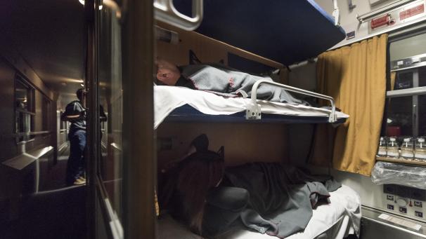 <p>Reisende haben es sich im Nachtzug der Österreichischen Bundesbahnen (ÖBB) auf der Fahrt von Zürich (Schweiz) nach Hamburg bequem gemacht. Die Deutsche Bahn ist 2016 zwar aus dem Geschäft mit den Nachtzügen ausgestiegen - aber kommt im Zuge vom Klimawandel und Flugscham eine Nachtzug-Renaissance?</p>