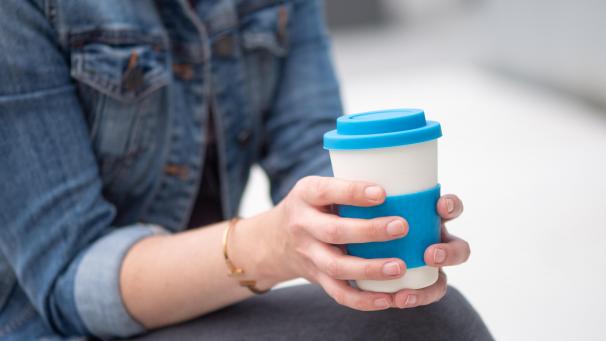 <p>Kaffeebecher aus Bambus gelten als dauerhafte Alternative zu den to-go-Bechern aus Pappe.</p>