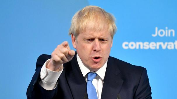 <p>Boris Johnson (M), neu gewählter Chef der Konservativen Partei, spricht im Queen Elizabeth II Centre.</p>