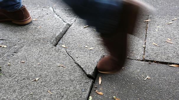 <p>Auf den Kelmiser Bürgersteigen wartet so manche Stolperfalle.</p>