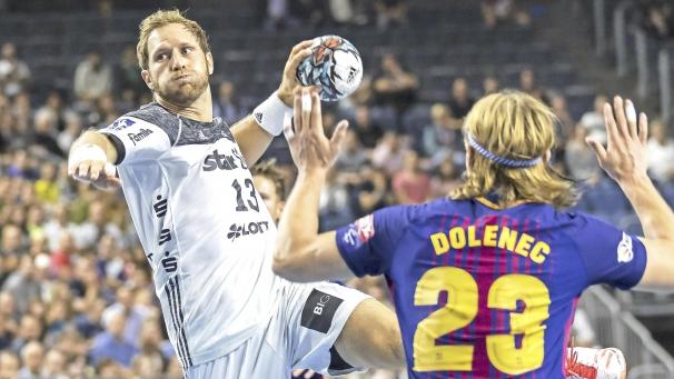 <p>Die Konfrontation zwischen dem THW Kiel und dem FC Barcelona (hier Steffen Weinhold, seit mittlerweile fünf Jahren eine THW-Stütze, und der Slowene Jure Dolenec, seit zwei Jahren in Diensten der „Blugrana“) sind stets ein sportlich-technischer Leckerbissen. Ganz gleich ob im Wettbewerb oder „in Freundschaft“ - die Herausforderung ist stets gleich groß.</p>
