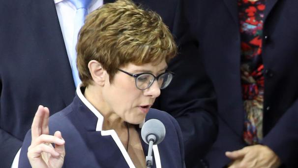 <p>Annegret Kramp-Karrenbauer spricht den Amtseid.</p>