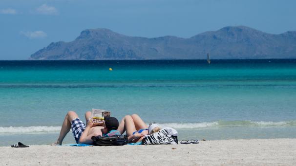 <p>Wenn sich der feine Sand zwischen den Zehen hindurchpresst und der salzige Duft des Meeres die Nasengänge streift, befindet sich der Ostbelgier im Sommer 2019 höchstwahrscheinlich an einem Strand in Griechenland oder Spanien.</p>