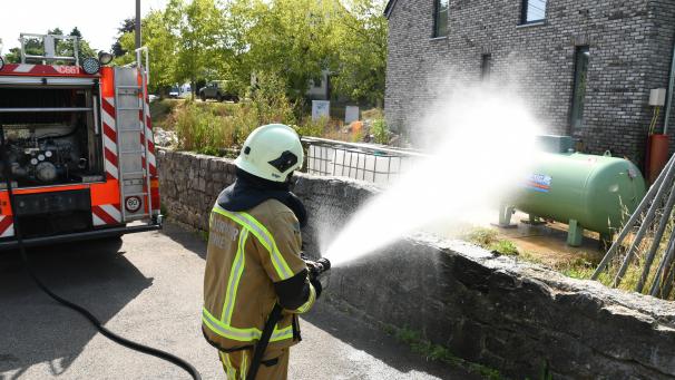 <p>Die Feuerwehr kühlte den Gastank mit Wasser ab.</p>