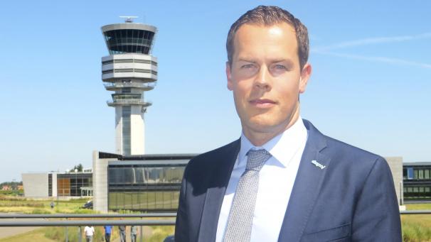 <p>Alain Kniebs vor dem Kontrollturm.</p>