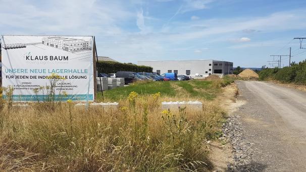 <p>Der Erweiterungsbau des Transportunternehmens Baum (im Hintergrund) befindet sich auf Industriegelände. Lediglich Parkplätze für die Autos der Mitarbeiter werden vorne, an der Wohnstraße Gemehret, angelegt.</p>