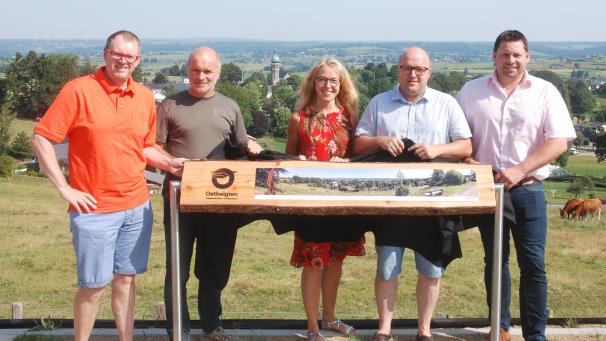 <p>Stellvertretend enthüllten Alain Brock (Rat für Stadtmarketing Eupen), Jean Maus (Verkehrsverein Malmedy), Projektleiterin Andrea Michaelis (Tourismusagentur Ostbelgien), Stephan Wiesemes (Tourismusschöffe Gemeinde Amel) und Michael Schmitt (Schöffe Gemeinde Büllingen) die erste ostbelgische Panoramatafel auf dem Medeller Depertzberg.</p>
