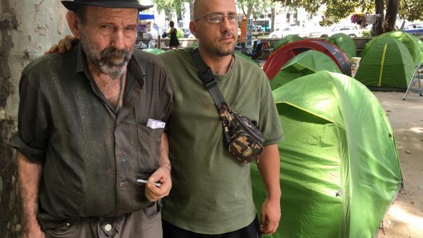 <p>Obdachlosenführer Papi (l) und Mitstreiter Constantin lassen setzen sich seit 100 Tagen für ein würdigeres Leben ein.</p>