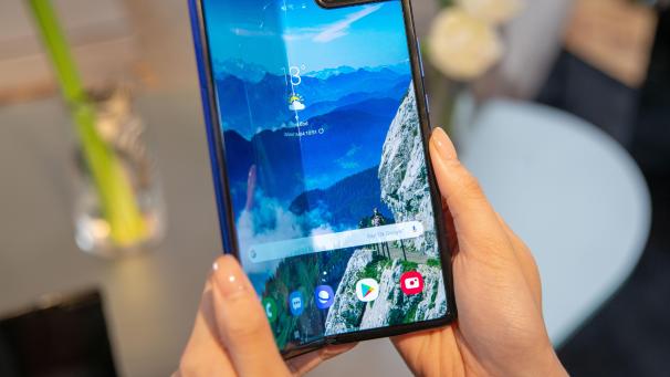 <p>Samsung will sein auffaltbares Smartphone Galaxy Fold nach einem Fehlstart im April nun im September in ausgewählten Märkten in den Handel bringen.</p>