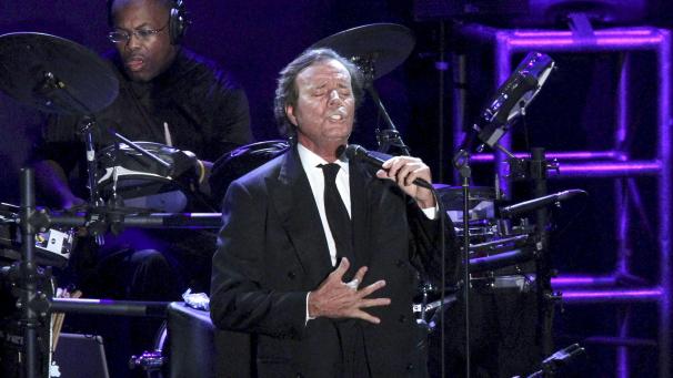 <p>Der spanische Sänger Julio Iglesias singt bei einem Konzert der „Starry Night Tour in der „La Malagueta Arena.</p>