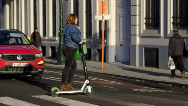 <p>Risiko E-Roller: Kleine Räder in Kombination mit den unebenen Brüsseler Straßen machen sie gefährlicher als Fahrräder.</p>