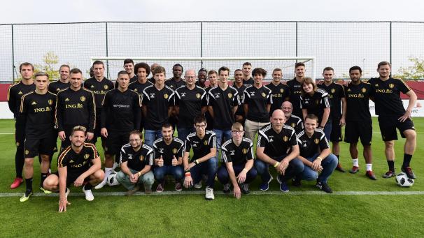 <p>Im vergangenen Jahr lernten einige Spieler der Obdachlosenmannschaften bei einer Trainingseinheit die Roten Teufel kennen.</p>
