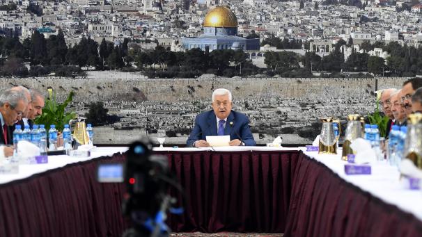 <p>Mahmoud Abbas (Mitte), Präsident der Palästinensischen Autonomiebehörde, spricht während eines Treffens der palästinensischen Führung. Abbas hat am Donnerstag mit der Aufkündigung der Friedensverträge mit Israel gedroht. Bei einer Versammlung in Ramallah sagte Abbas nach Angaben der palästinensischen Nachrichtenagentur Wafa, man werde die seit 1993 unterzeichneten Abkommen aussetzen.</p>