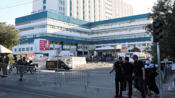 <p>Tunesische Soldaten stehen Wache vor dem Militärkrankenhaus, in dem der tunesische Präsident Essebsi verstorben ist. Die Regierung verkündete eine siebentägige Staatstrauer. Essebsi war 2014 der erste demokratisch gewählte Präsident des nordafrikanischen Landes geworden, in dem die Bewegung des Arabischen Frühlings begann.</p>