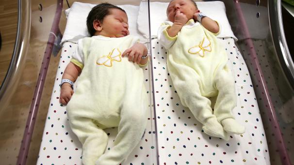 <p>Die Neugeborenen Vincent Martin (l) und Emil Theodor liegen im Krankenhaus nebeneinander. Vincent ist am Mittwoch im Mönchengladbacher Elisabeth-Krankenhaus zur Welt gekommen. Der Junge ist 65 Zentimeter groß und 4.720 Gramm schwer.</p>