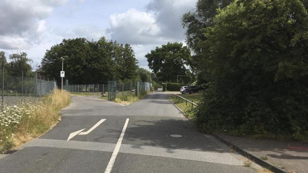 <p>Anfang September beginnen die Bauarbeiten für den dritten Bauabschnitt des Rad- und Fußwegs Aachen-Jülich auf Aachener Stadtgebiet. Die Strecke verläuft vom Prager Ring über den Schwarzen Weg (Foto) in Richtung Wurm und schließt hinter der Haarener Friedenstraße an den bereits bestehenden Rad- und Fußweg Richtung Würselen an.</p>