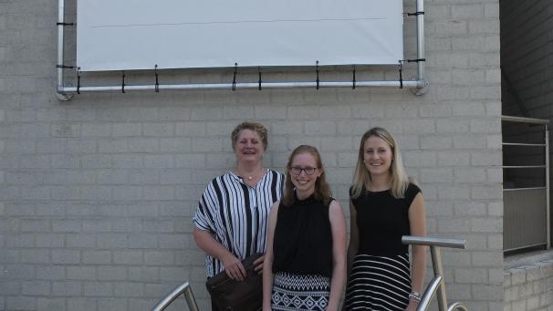 <p>Direktorin Ingrid Mertes (l.) mit Isabel Meyer und Susanne Brodel unter dem neuen Logo: Der Slogan wurde in einem Wettbewerb unter den Mitarbeitern entwickelt.</p>