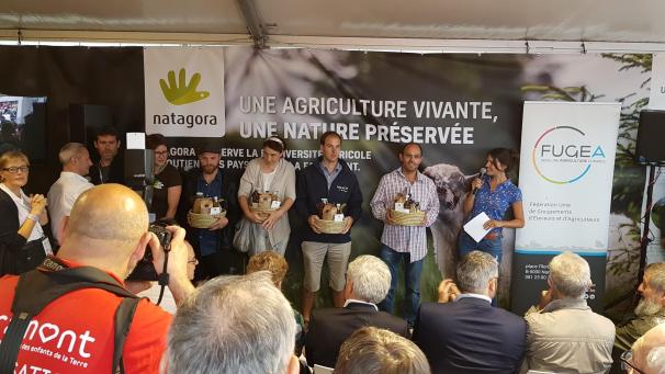 <p>Preisverteilung des Wettbewerbs „Qu’elle est belle ma prairie“ auf der Landwirtschaftsmesse in Libramont: Tom Löfgen (3.v.l). durfte sich über den Innovationspreis freuen. Der Honsfelder züchtet auf einer Wiese an der Holzwarche Wasserbüffel, die dort zugleich Landschaftspflege betreiben.</p>