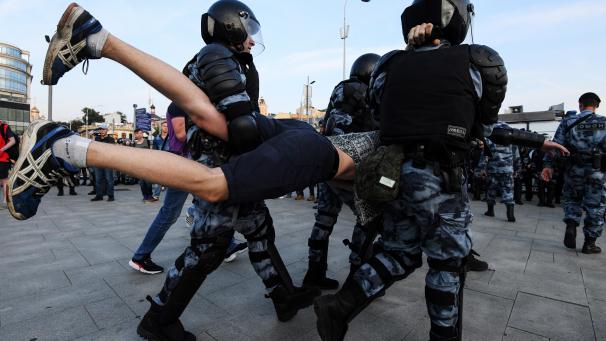 <p>„Russland wird frei sein“, hört man noch weit in die Seitengassen hinein, wohin die Demonstranten von der Polizei gedrängt werden.</p>