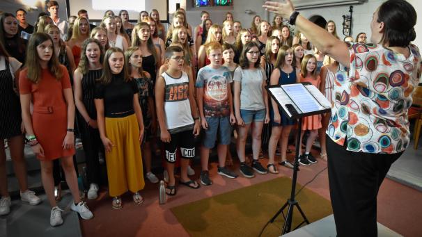 <p>Beim Abschlusskonzert der 34. Singwoche in der Büllinger Pfarrkirche standen die insgesamt 69 Jugendlichen unter der Leitung von Annick Hermann.</p>