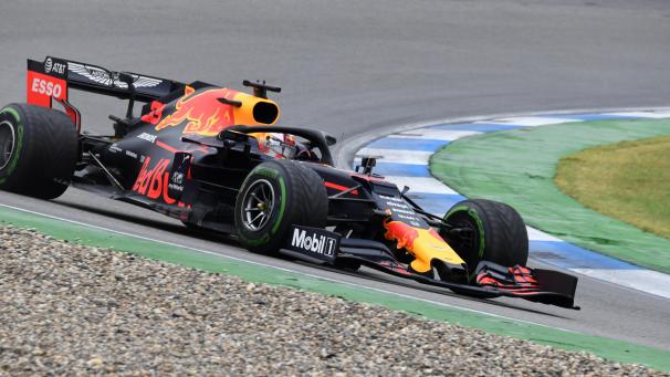 <p>Max Verstappen aus den Niederlanden vom Team Aston Martin Red Bull Racing fährt über die Strecke.</p>