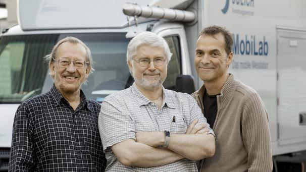 <p>Bleiben beim Thema Ozon gelassen: Dr. Dieter Klemp, Dr. Franz Rohrer und Dr. Robert Wegener vom Institut für Energie- und Klimaforschung des Forschungszentrums Jülich.</p>