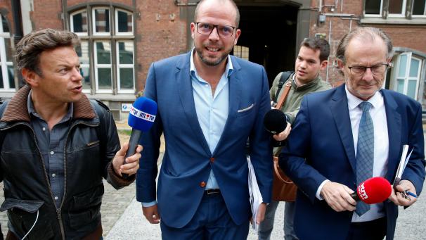 <p>Kam als einziger nicht mit Auto oder Taxi vorgefahren, ließ sich aber nicht zu Aussagen hinreißen: N-VA-Mann Theo Francken (Bildmitte).</p>