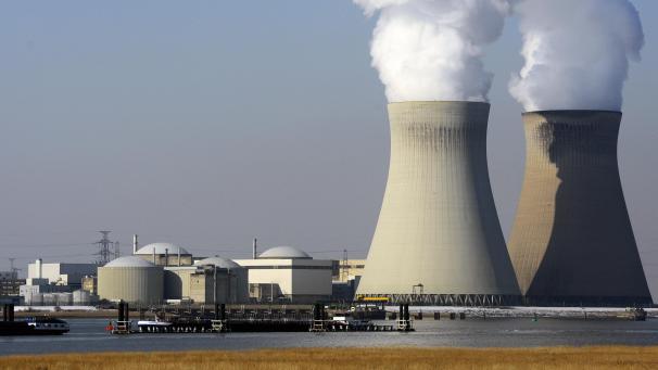 <p>Ein Blick auf die Atommeiler von Doel</p>