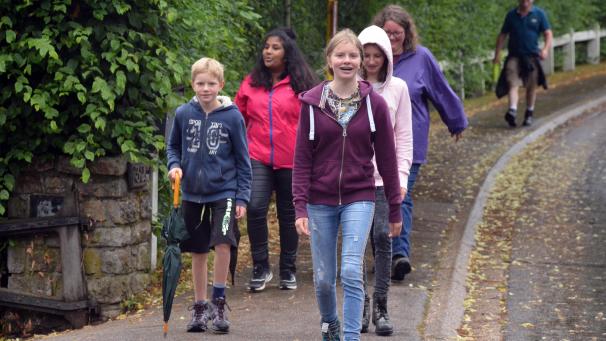 <p>Trotz des verregneten Wochenendes fanden 1.255 Wanderfreunde den Weg nach Weywertz, wo die gastgebenden „Wanderfalken“ wieder schöne Strecken ausgeschildert hatten.</p>