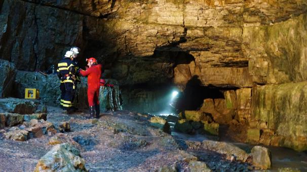 <p>Einsatzkräfte der Bergwacht und Feuerwehrleute sind an der Falkensteiner Höhle im Einsatz.</p>