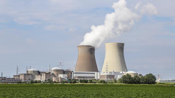 <p>Die Reaktoren Doel 1 und 2 bleiben am Netz, allerdings muss die Föderalregierung für deren beschlossene Laufzeitverlängerung laut einem Gerichtsurteil die Umweltverträglichkeitsstudie nachholen.</p>