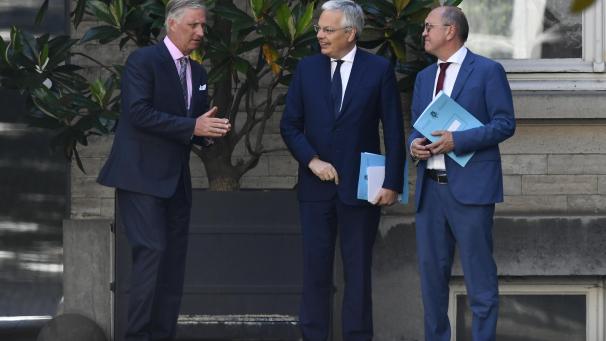 <p>Da hilft nur noch beten, könnte man die Geste von König Philippe interpretieren. Das Staatsoberhaupt verlängert die Mission seiner Informatoren Johan Vande Lanotte (SP.A) und Didier Reynders (MR).</p>