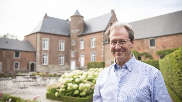 <p>Michel Petit, der Gründer von Upignac, dem bekannten Stopfleberproduzenten aus Upigny, vor dem Firmensitz</p>