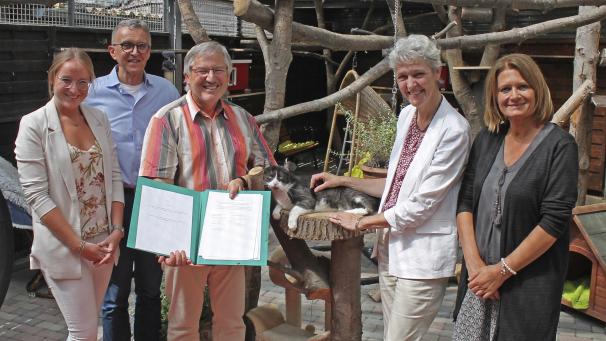 <p>Auf dem Bild (v. l. n. r.): Karina Schnitzler und Veterinär Dr. Peter Heyde von der Städteregion, der Vorsitzende des Tierschutzvereins, Lutz Vierthaler sowie Marlis Cremer und Alexandra Babnik-Samodol von der Städteregion.</p>
