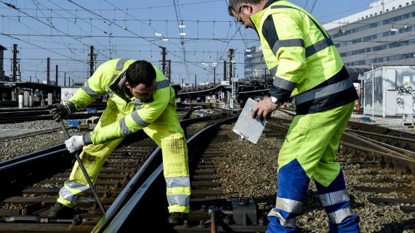 <p>Die Arbeiten, die Infrabel am Brüssel Südbahnhof plant, sollen einen Monat dauern. Während dieser Zeit schlägt Infrabel vor, täglich rund 100 Züge von und nach Brüssel aus dem Fahrplan zu streichen.</p>