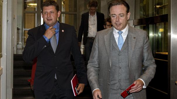 <p>SP.A-Präsident John Crombez (l.) hat das Mandat erhalten, inhaltliche Gespräche mit Bart De Wever (r.) zu führen.</p>