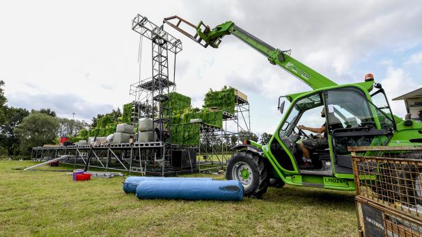 <p>Mit schwerem Gerät wurde am Mittwoch die Bühnentechnik an ihren Platz gehievt.</p>