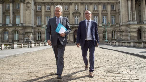 <p>Mindestens 100 Tage im Auftrag des Königs im Einsatz: Didier Reynders (l.) und Johan Vande Lanotte.</p>