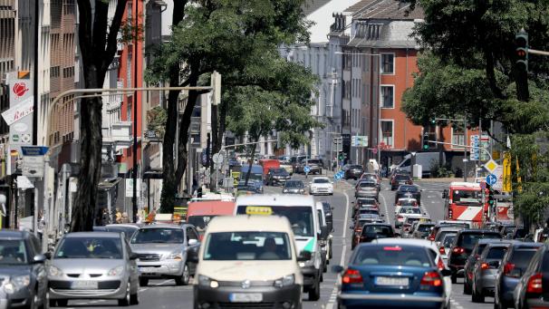 <p>Fahrzeuge fahren in der Aachener Innenstadt über die Wilhelmstraße. Das Oberverwaltungsgericht NRW verhandelte am Mittwoch die Klage der Deutschen Umwelthilfe zu Fahrverboten in Aachen.</p>
