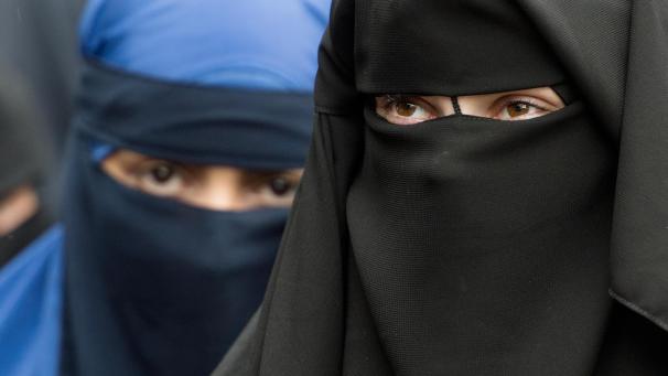 <p>In den Niederlanden ist am Donnerstag ein „teilweises Verbot gesichtsbedeckender Kleidung“ in Kraft getreten. In öffentlichen Gebäuden wie Ämtern, Gerichten, Schulen, Krankenhäusern oder Bussen und Bahnen muss jeder sein Gesicht zeigen.</p>