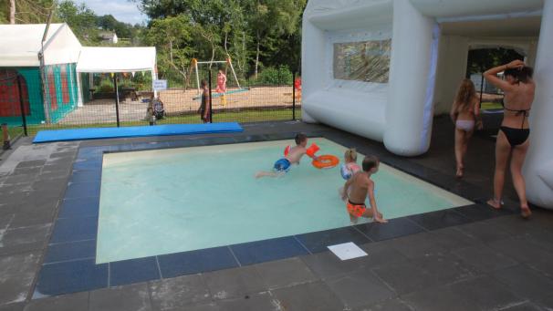 <p>Für die kleinen Badegäste steht ein Kinderbecken zur Verfügung. Auch der Spielplatz (hinten) wurde erneuert.</p>