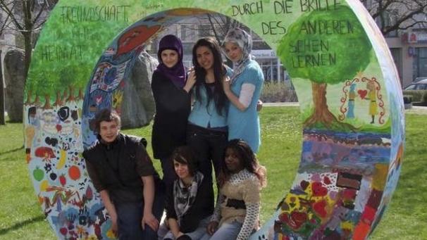 <p>Was verbindet alle Menschen – unabhängig von Nationalität, Geschlecht, Religion, Alter, Herkunft oder Hautfarbe? Der Ring vermittelt eine Botschaft und nimmt Botschaften auf.</p>