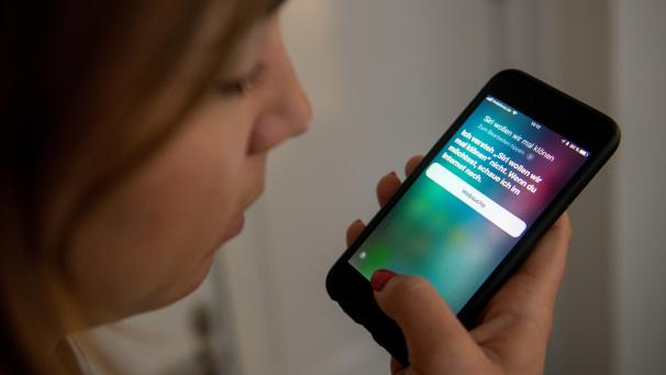 <p>Auch Apple lässt einige Aufzeichnungen seiner virtuellen Assistentin Siri von Menschen analysieren, ohne es Nutzern explizit zu sagen.</p>