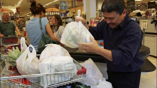 <p>Der Vertrieb von Einweg-Plastiktüten ist für den Einzelhandel in der Wallonie seit zwei Jahren verboten.</p>