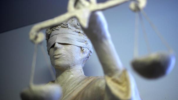 <p>Eine Rechtsschutzversicherung übernimmt die Kosten für einen Anwalt, wenn jemand in einen Rechtsstreit verwickelt wird.</p>
